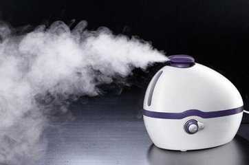 Cuirtear humidifier i bhfeidhm ar cén prionsabal.