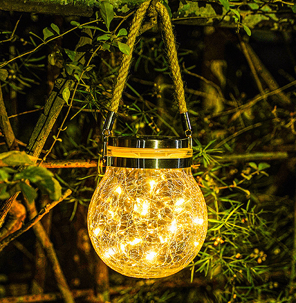 Bain úsáid mhaith as lampaí gréine chun atmaisféar te agus cluthar a chruthú ar an mbalcóin.