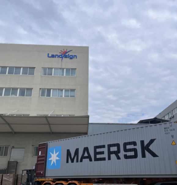 Tosaíonn Luchtú agus Loingsiú Coimeádán Luath-Mhaidin ag Comhartha Talún