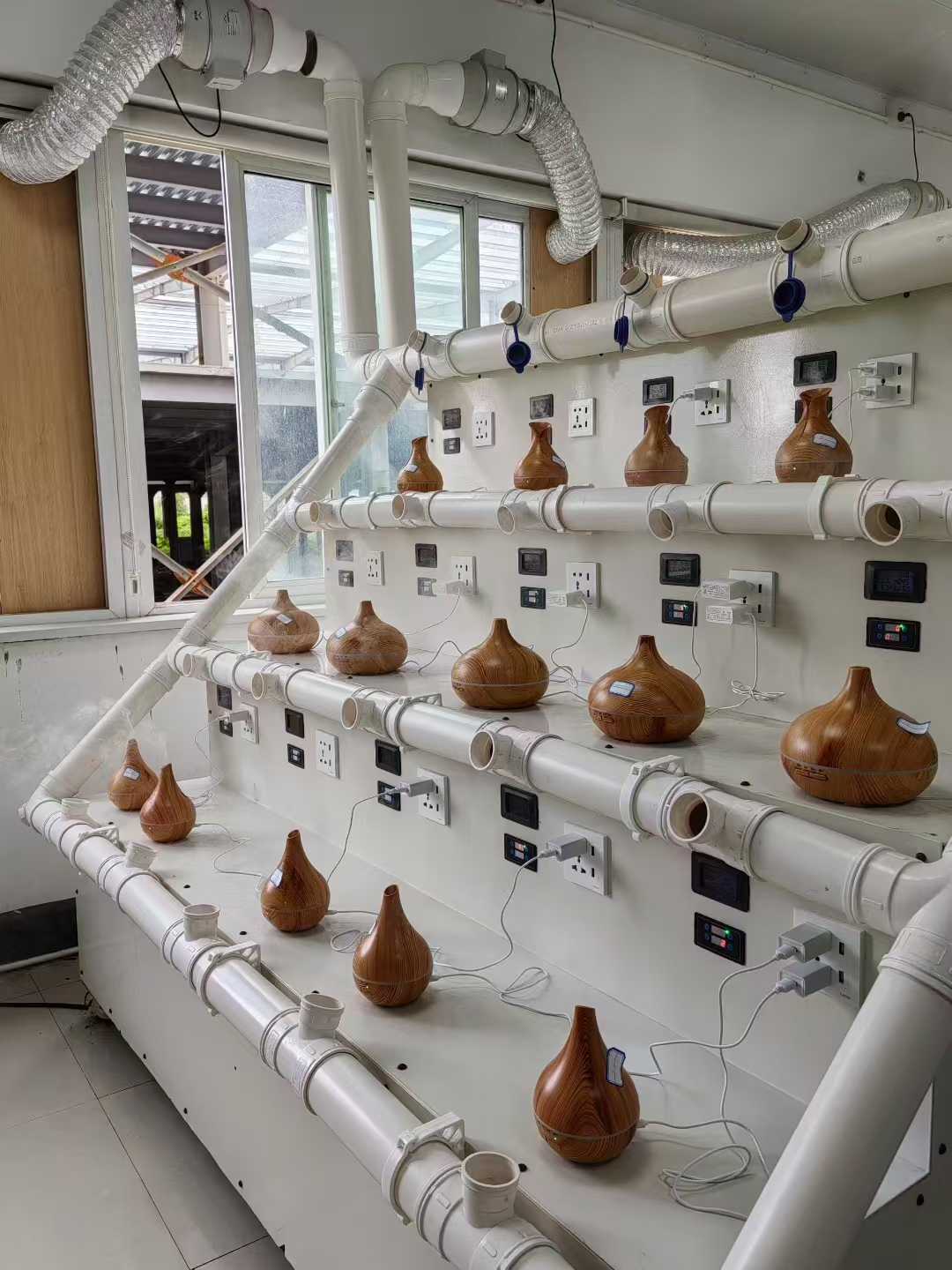 Tá an tástáil ag dul in aois don diffuser aroma adhmaid ar siúl