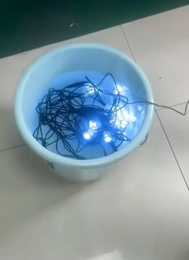 Déantar Tástáil Uiscedhíonach ar Bhlóga Deic Faoi Uisce